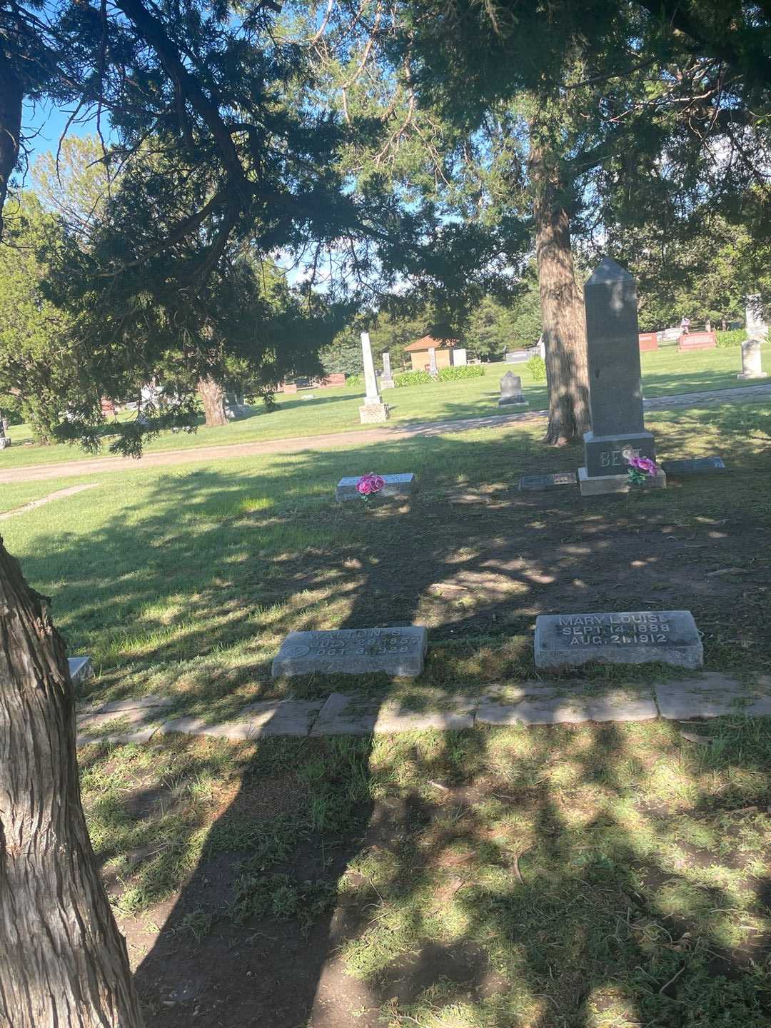 Walton S. Kenyon's grave. Photo 1