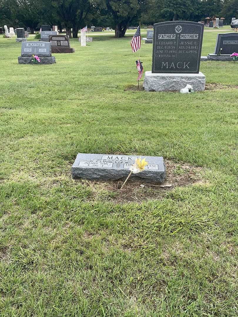 Jesse Mack's grave. Photo 1