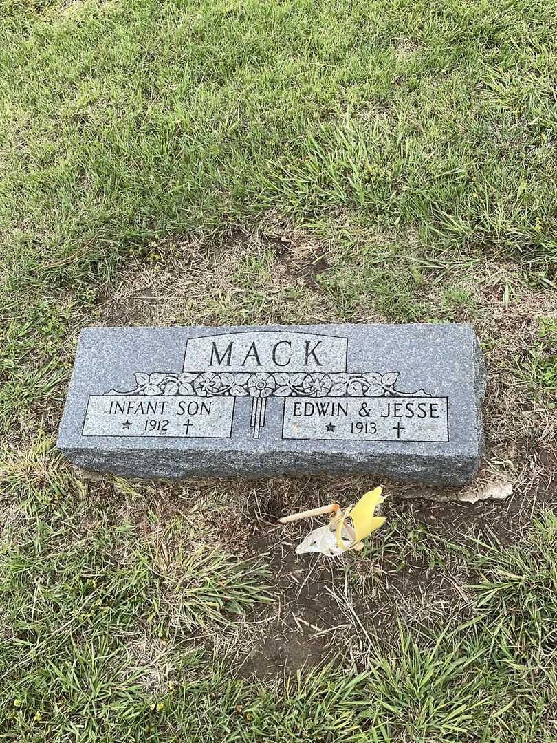 Jesse Mack's grave. Photo 2