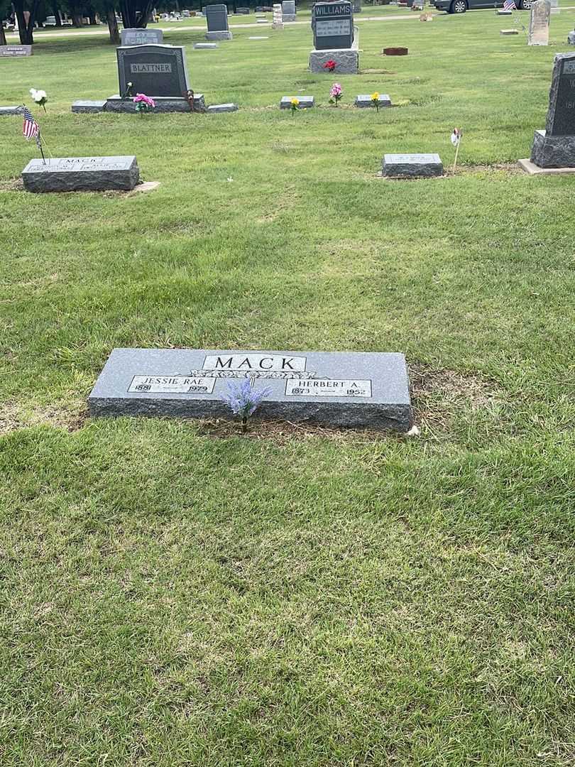 Jesse Rae Mack's grave. Photo 1