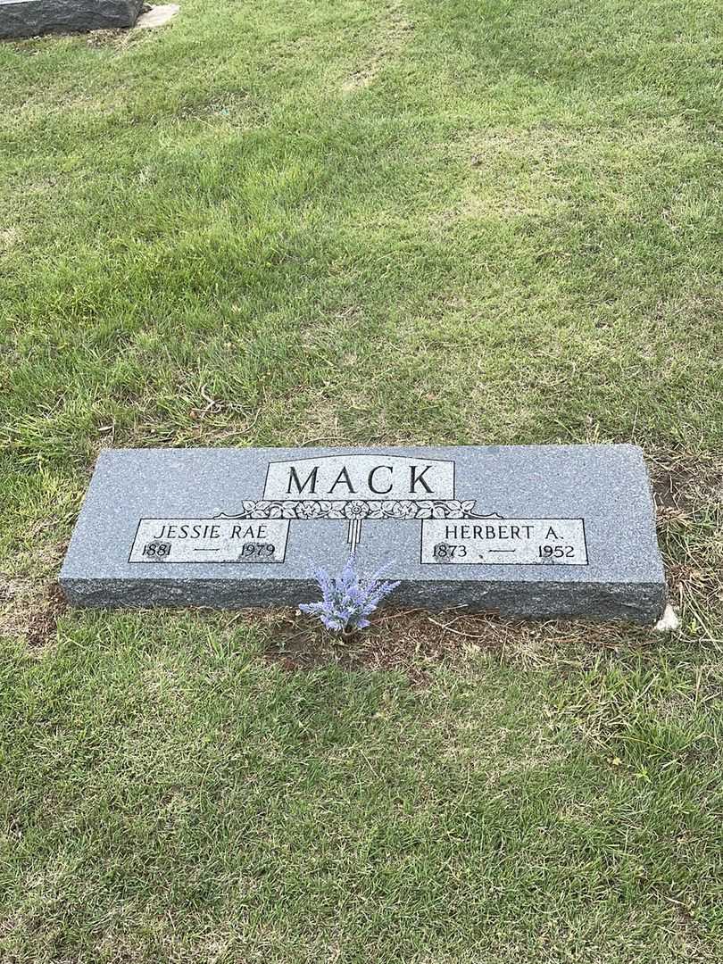 Jesse Rae Mack's grave. Photo 2