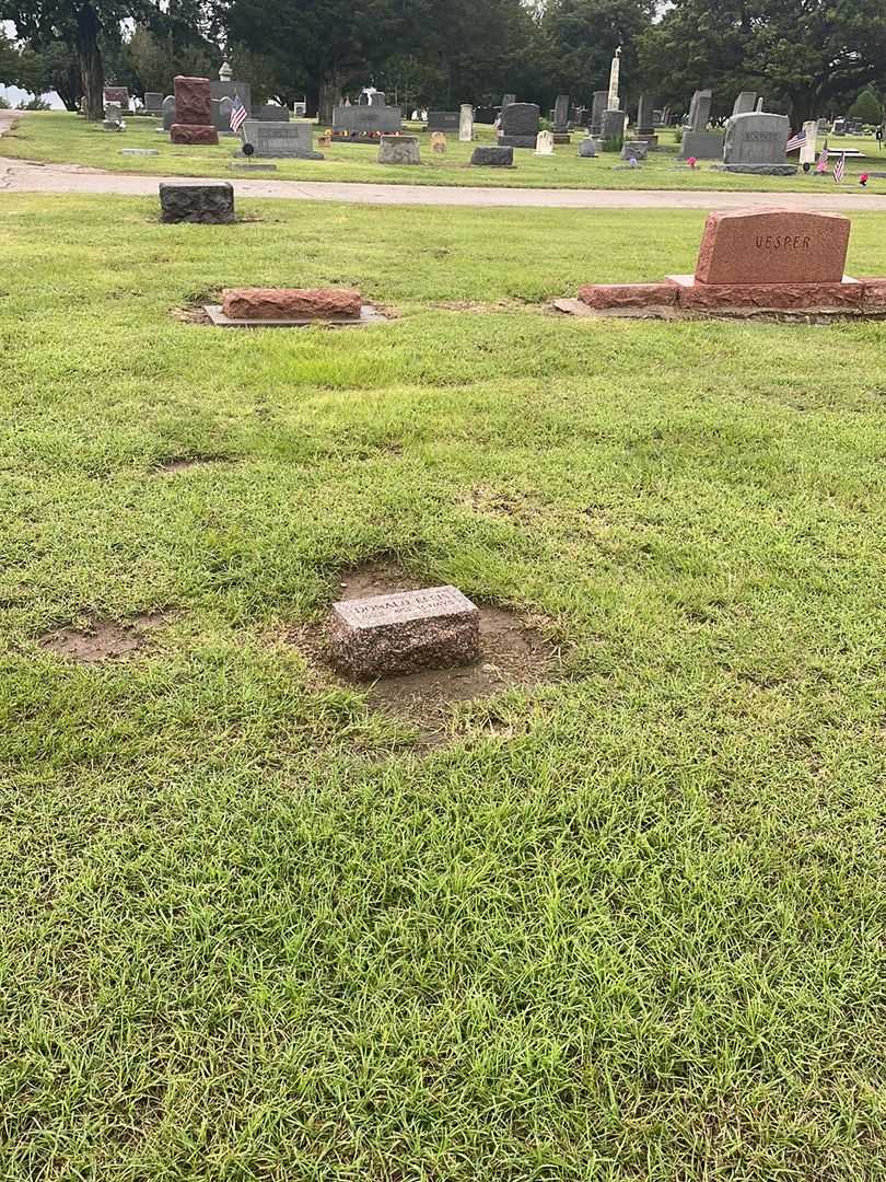 Donald Ellis's grave. Photo 1