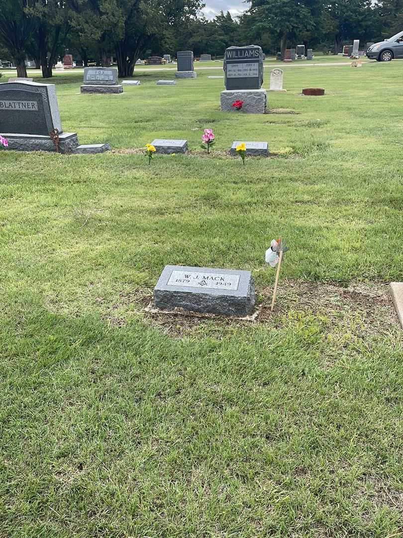 W. J. Mack's grave. Photo 1