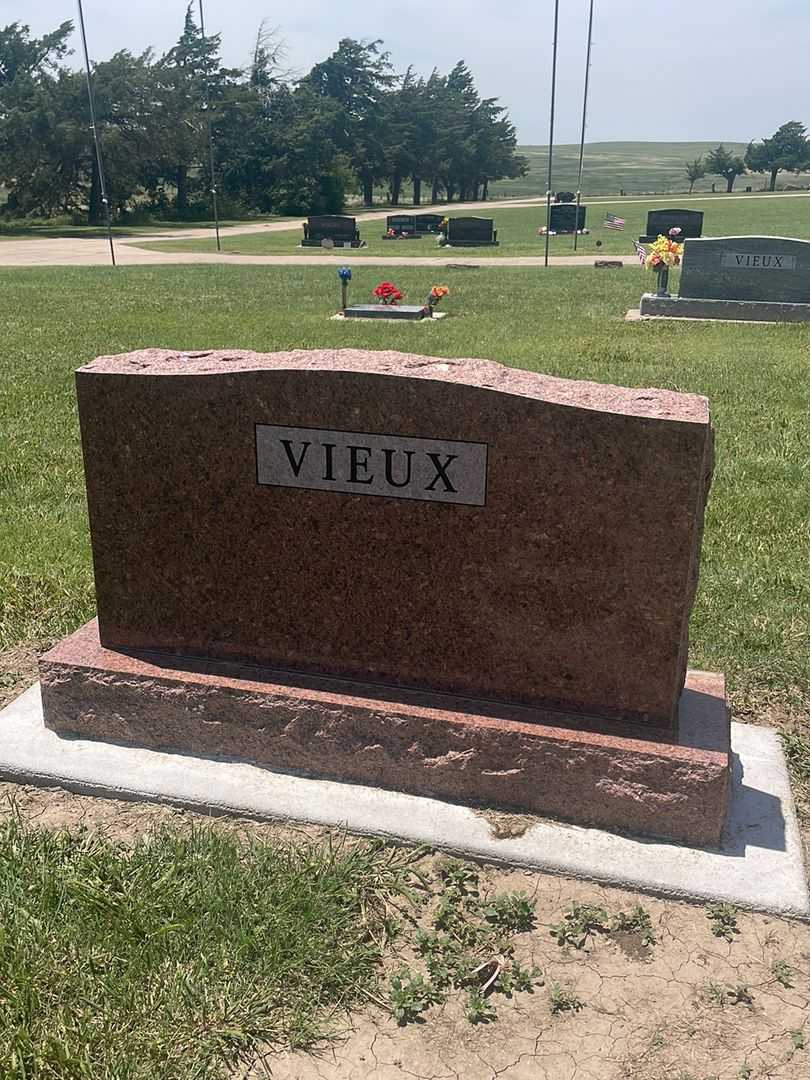 Beki Jo Vieux's grave. Photo 3