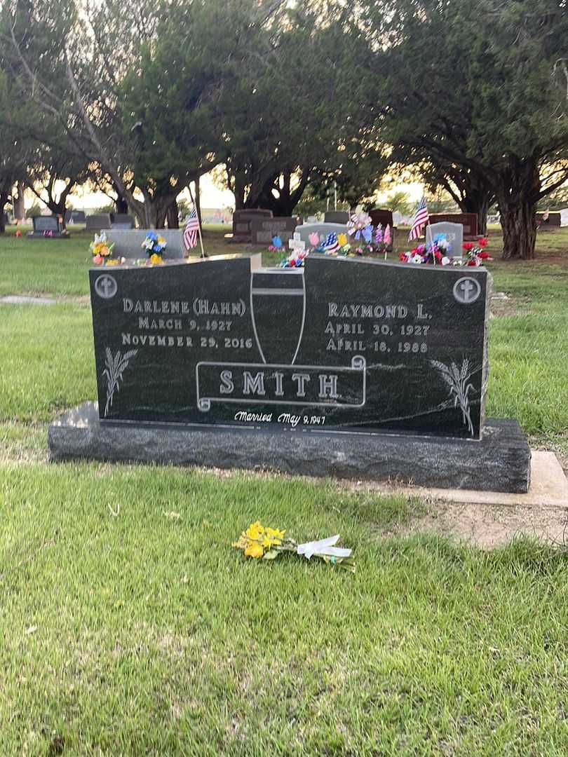 Darlene R. Hahn Smith's grave. Photo 2
