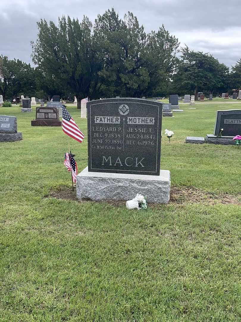 Ledyard P. Mack's grave. Photo 1