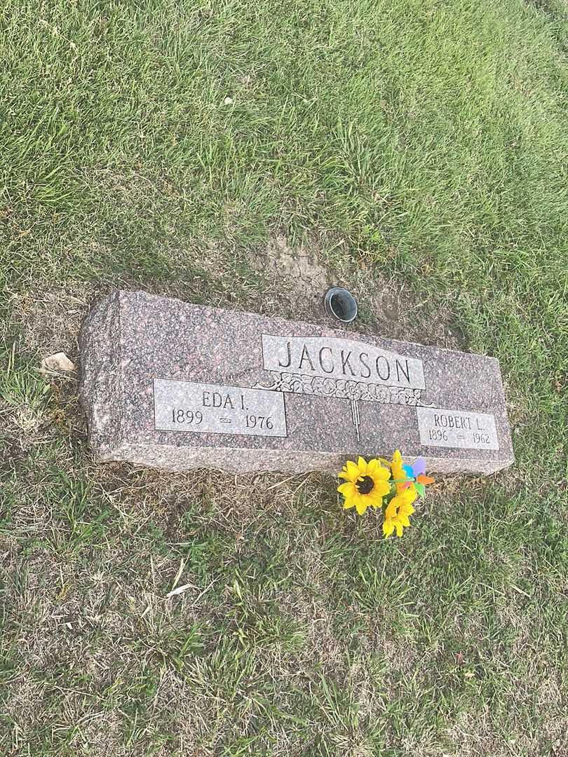 Robert L. Jackson's grave. Photo 2