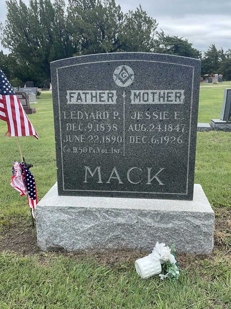 Ledyard P. Mack's grave. Photo 2