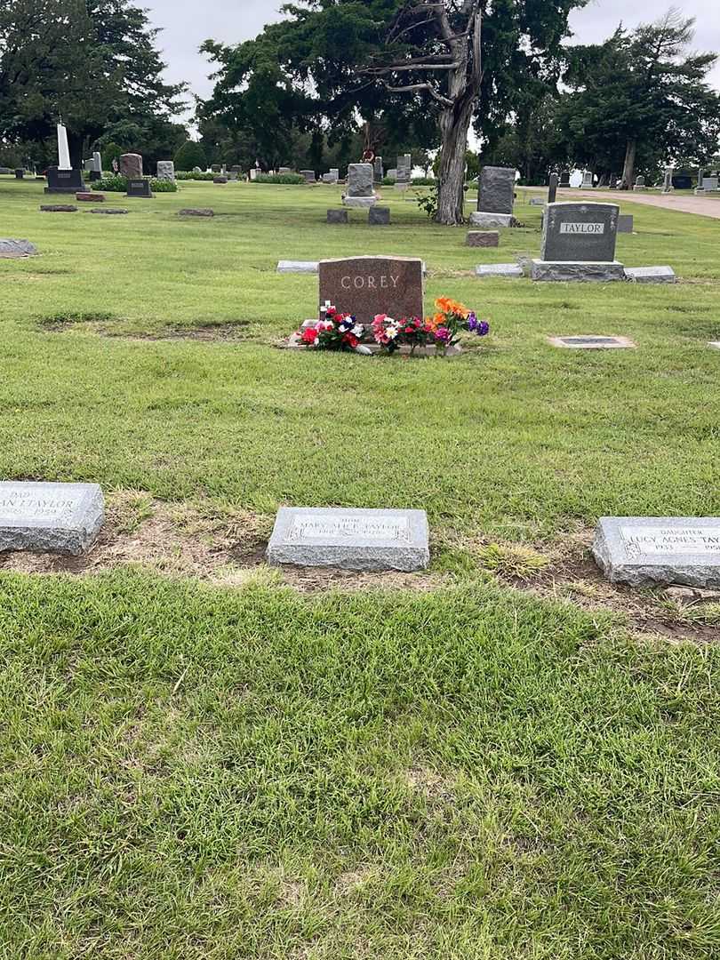 Mary Alice Taylor's grave. Photo 1