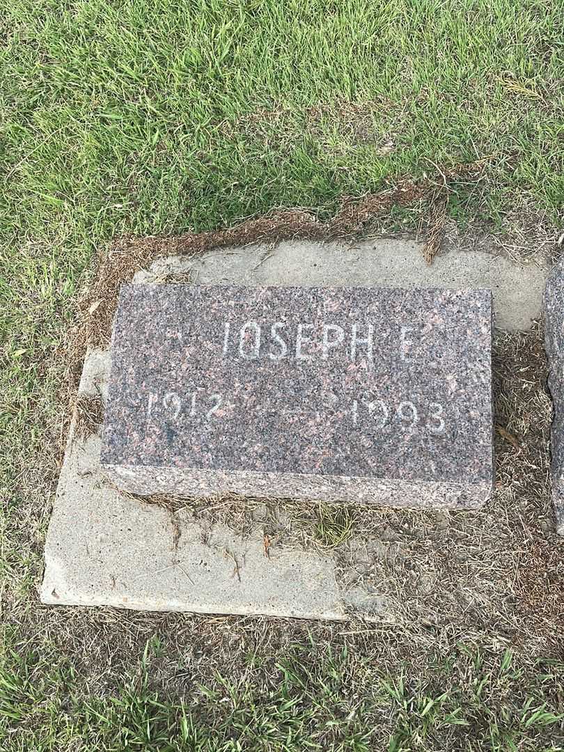 Joseph E. Wallen's grave. Photo 3