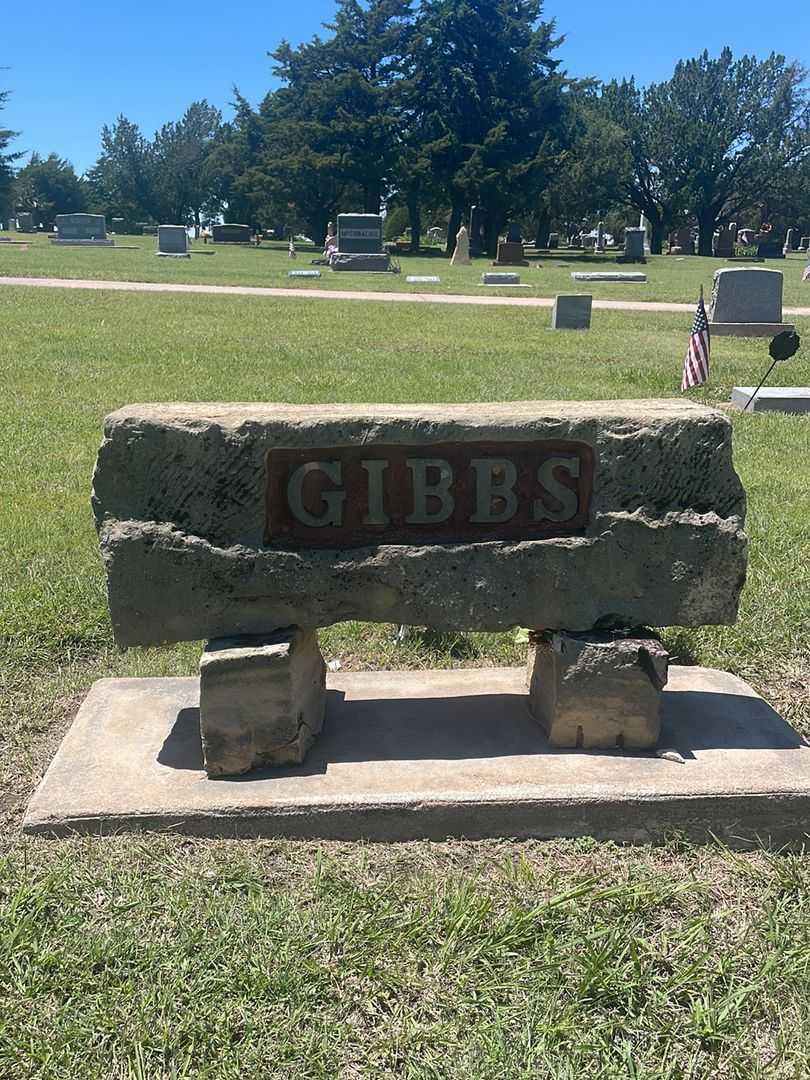 Opal J. Gibbs's grave. Photo 3