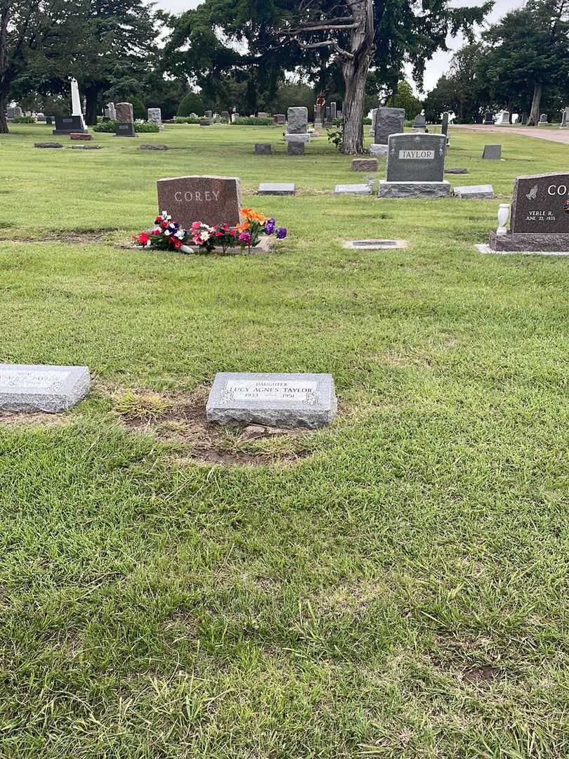 Lucy Agnes Taylor's grave. Photo 1
