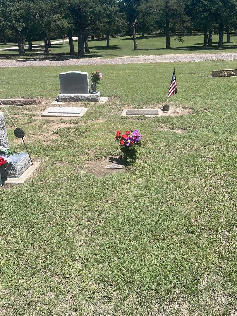 Mervin J. Fakes's grave. Photo 1
