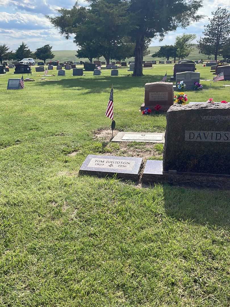 Tom Davidson's grave. Photo 2