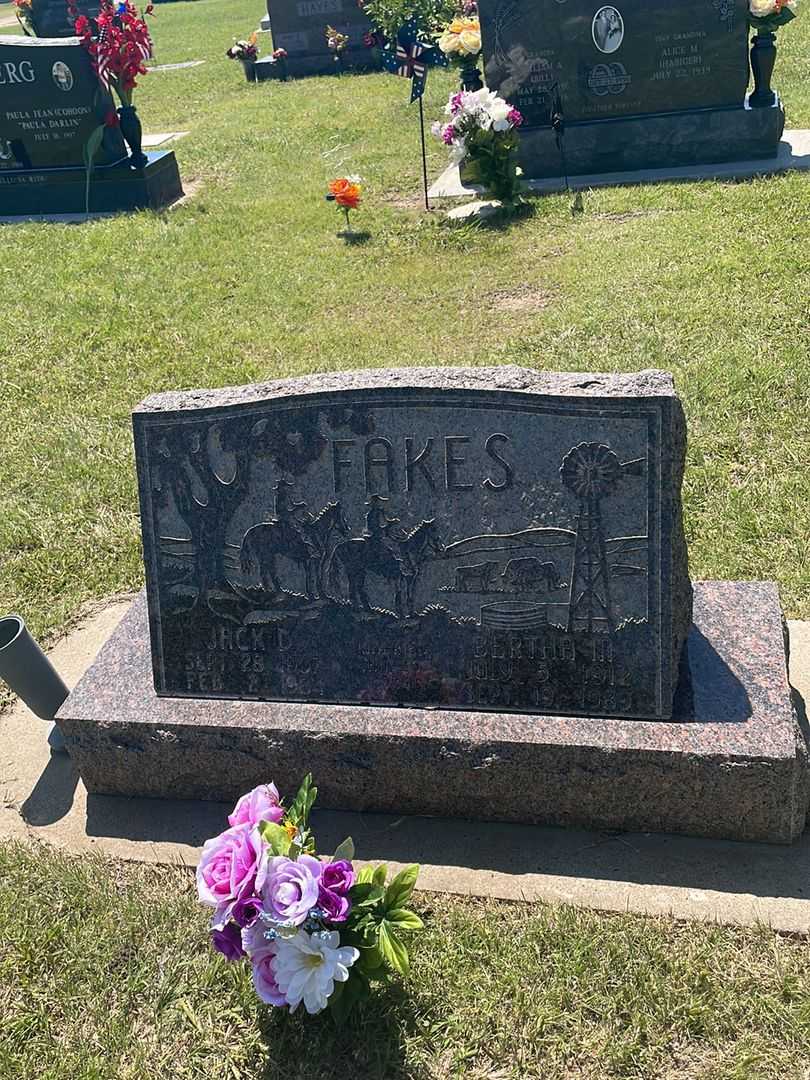 Bertha M. Fakes's grave. Photo 2