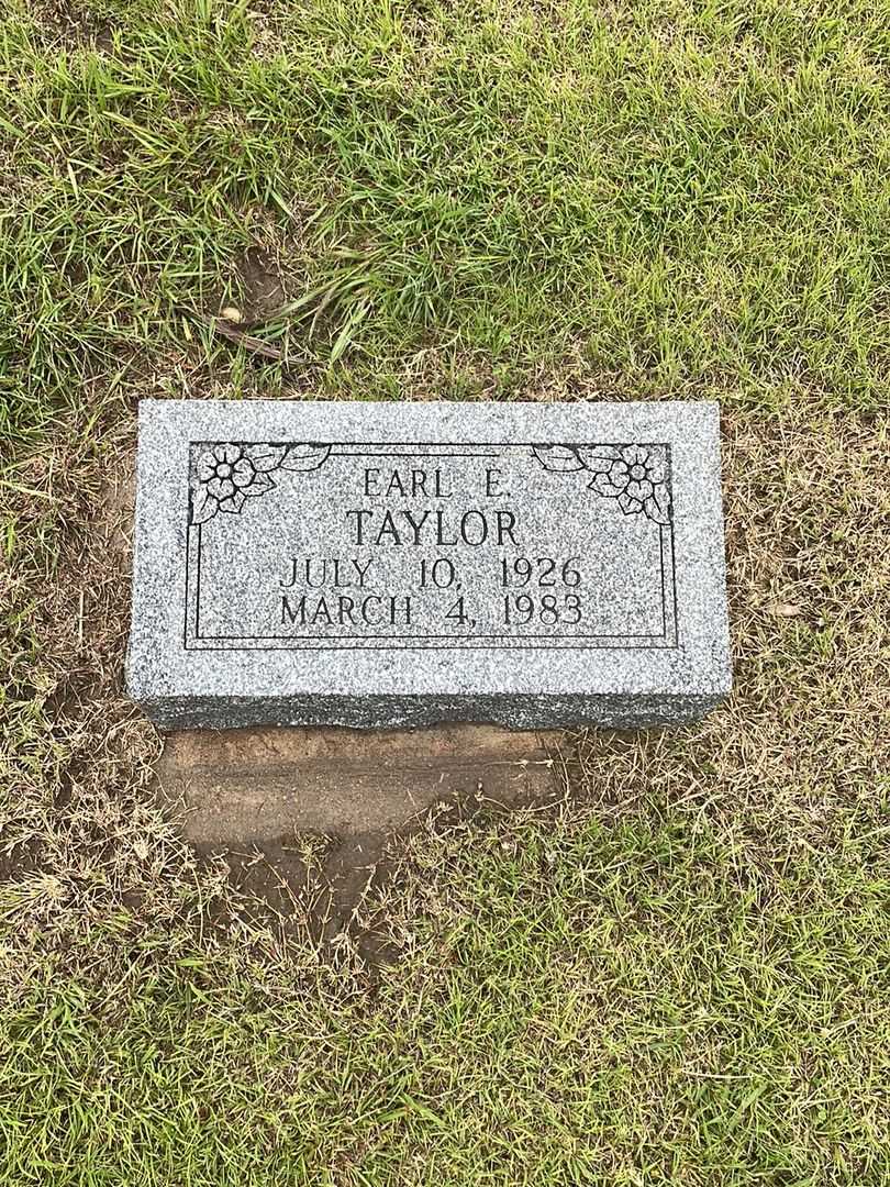 Earl E. Taylor's grave. Photo 2
