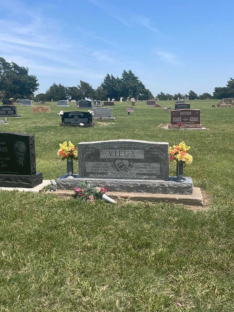 J. Olin Vieux's grave. Photo 1