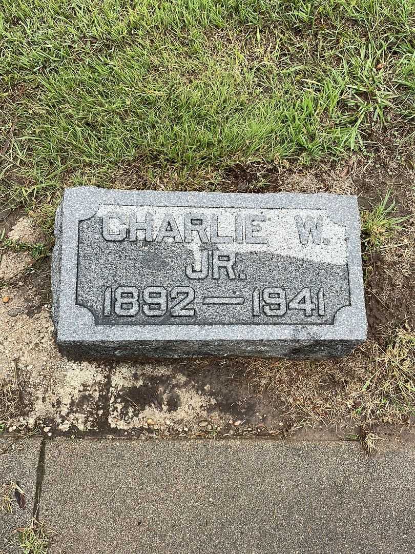 Charlie W. Patchen Junior's grave. Photo 3