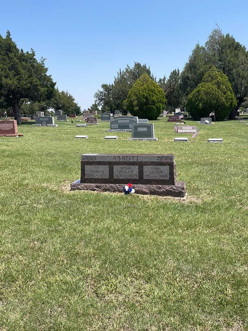 Lester Abbott's grave. Photo 1