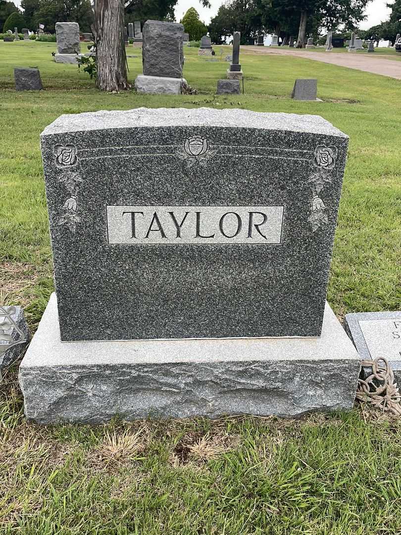 Alice Evalyn Taylor's grave. Photo 1