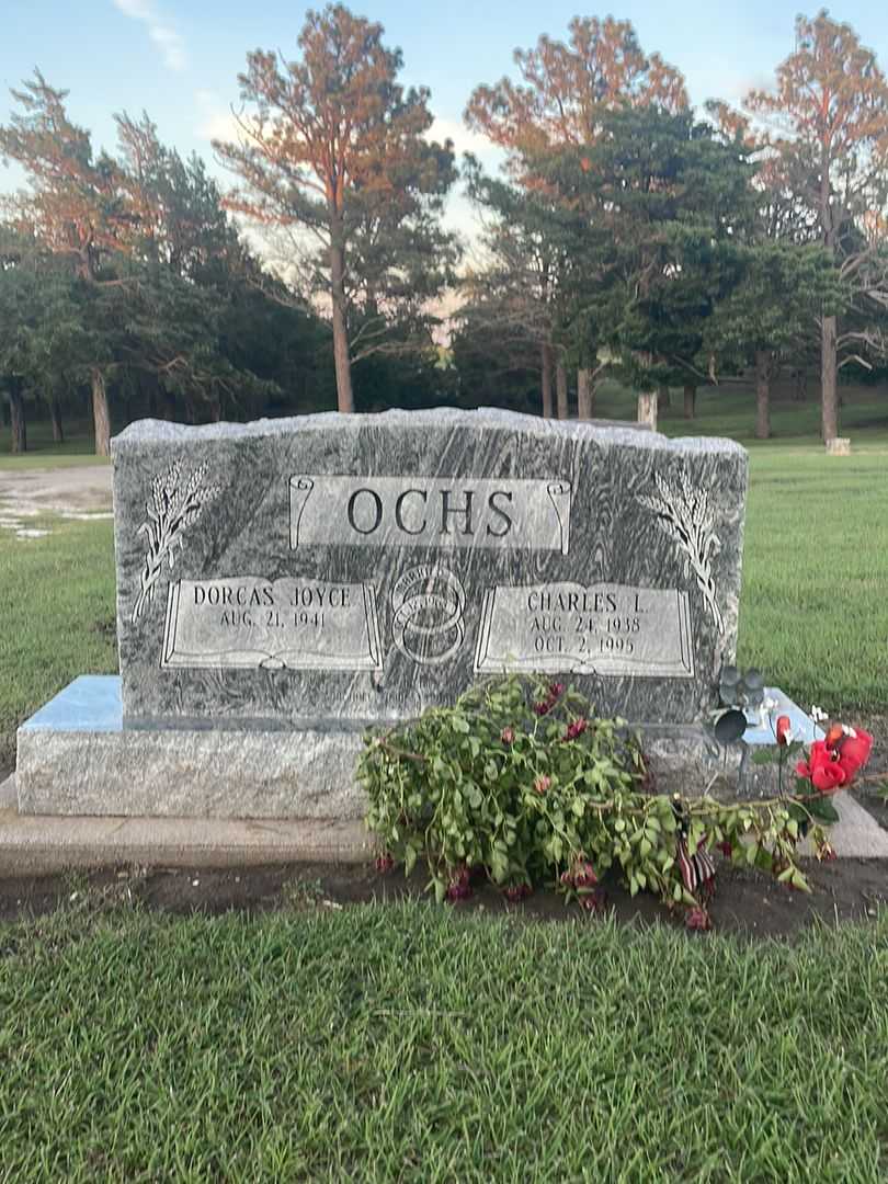 Charles L. Ochs's grave. Photo 2