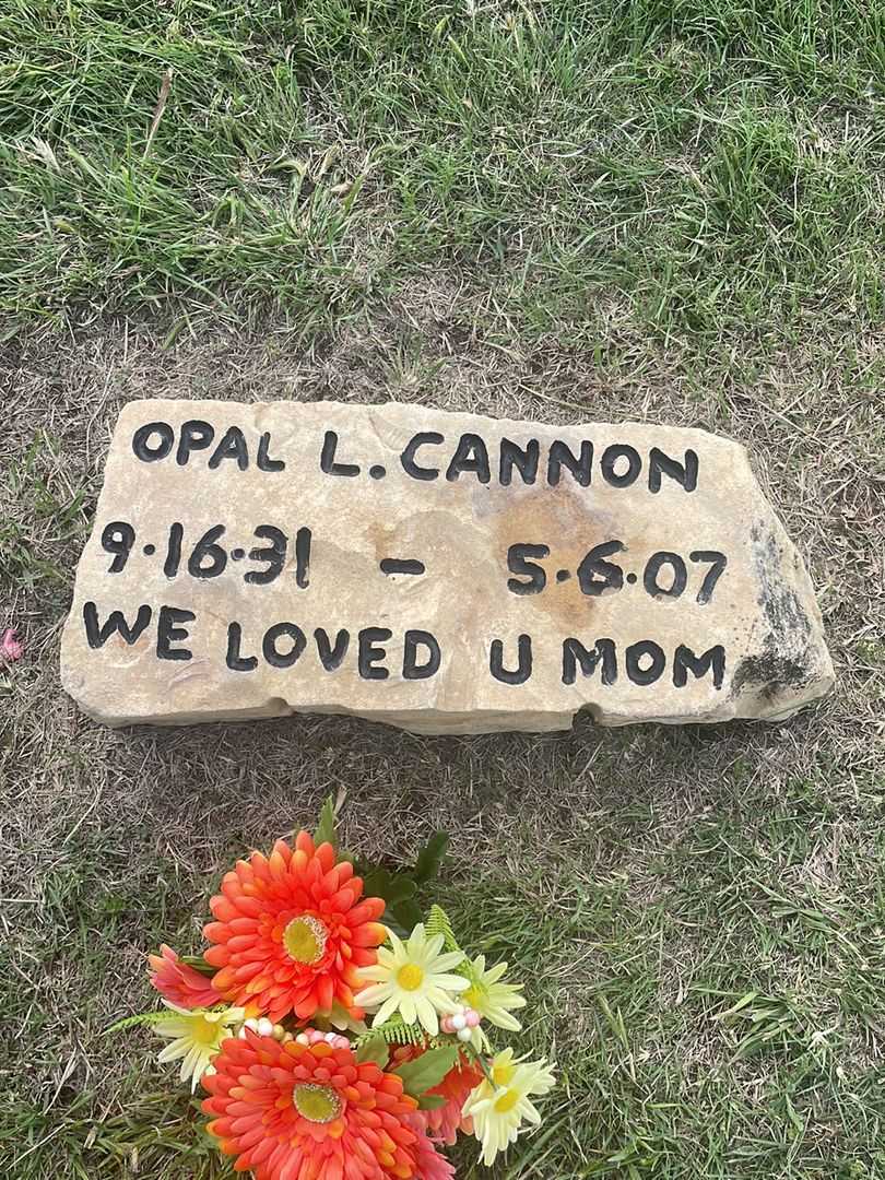Opal Lorene Cannon's grave. Photo 2
