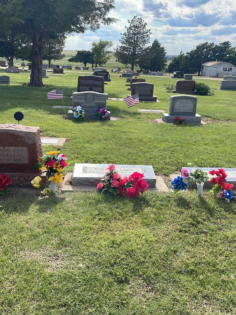 Eunice M. Lampe's grave. Photo 1