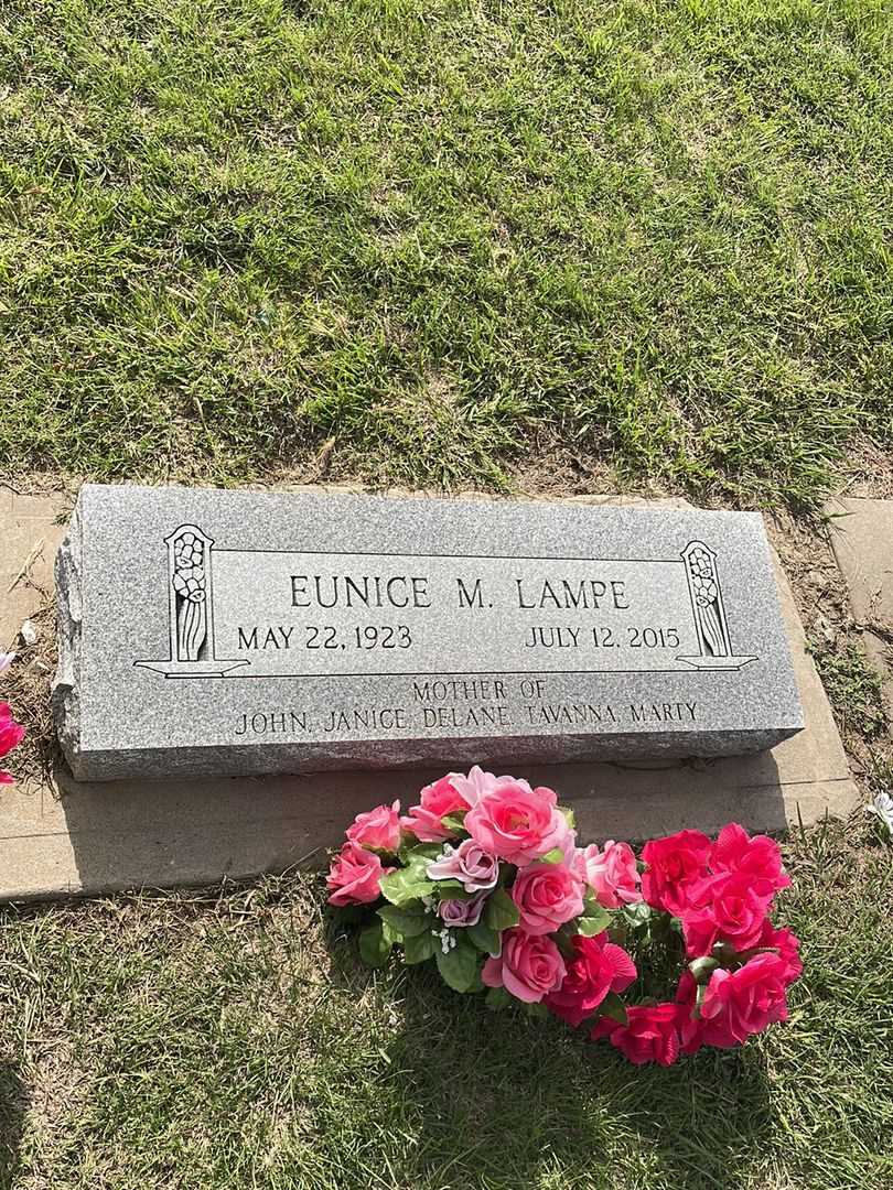 Eunice M. Lampe's grave. Photo 2