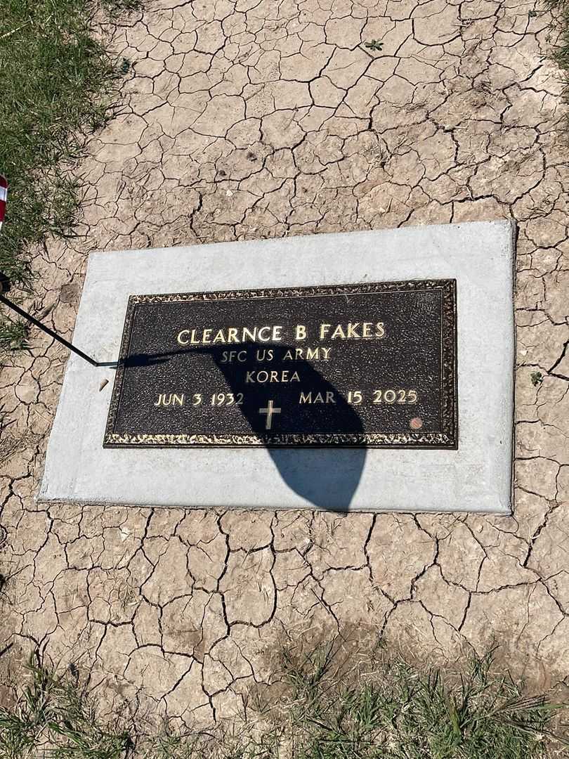 Clearnce B. Fakes's grave. Photo 3
