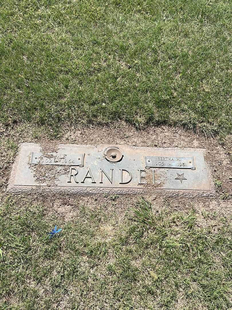 Bertha M. Randel's grave. Photo 2