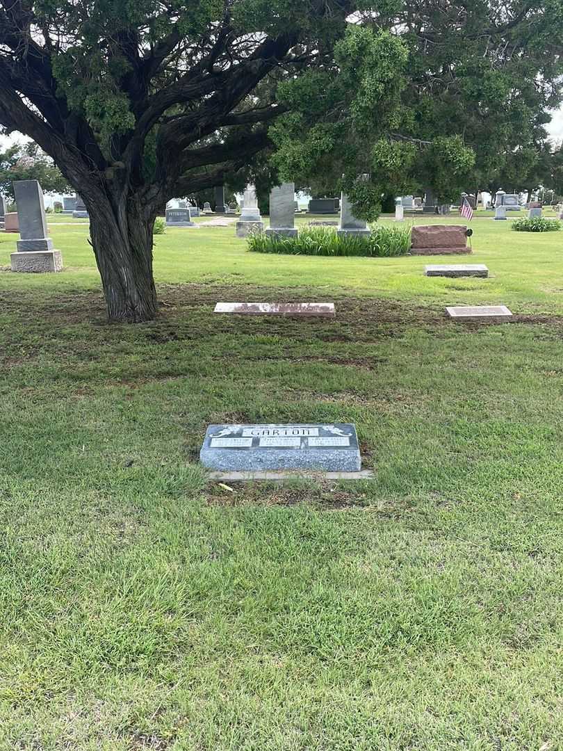 Emery Ellis Garton's grave. Photo 1