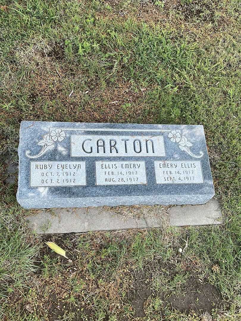 Emery Ellis Garton's grave. Photo 2