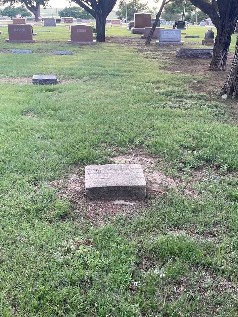 B. E. Pelco's grave. Photo 1