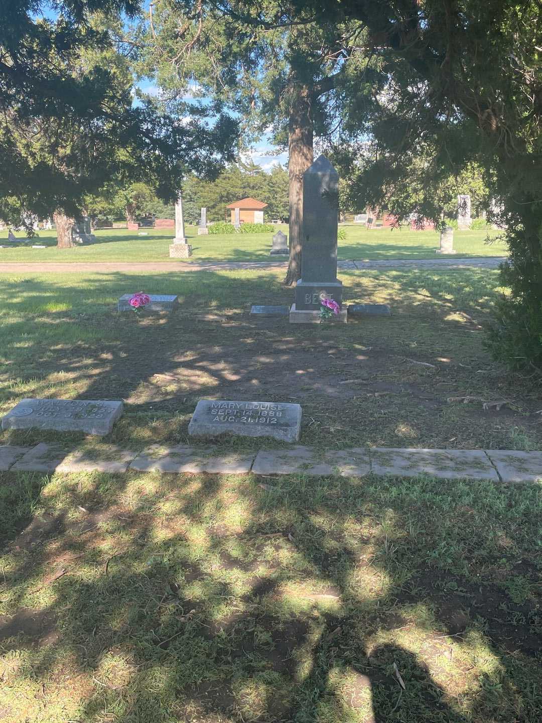 Mary Louise Kenyon's grave. Photo 1